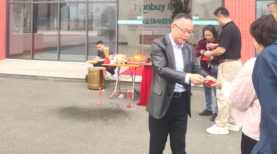 開工好兆頭！金環(huán)電器為全體員工發(fā)放紅包福利！