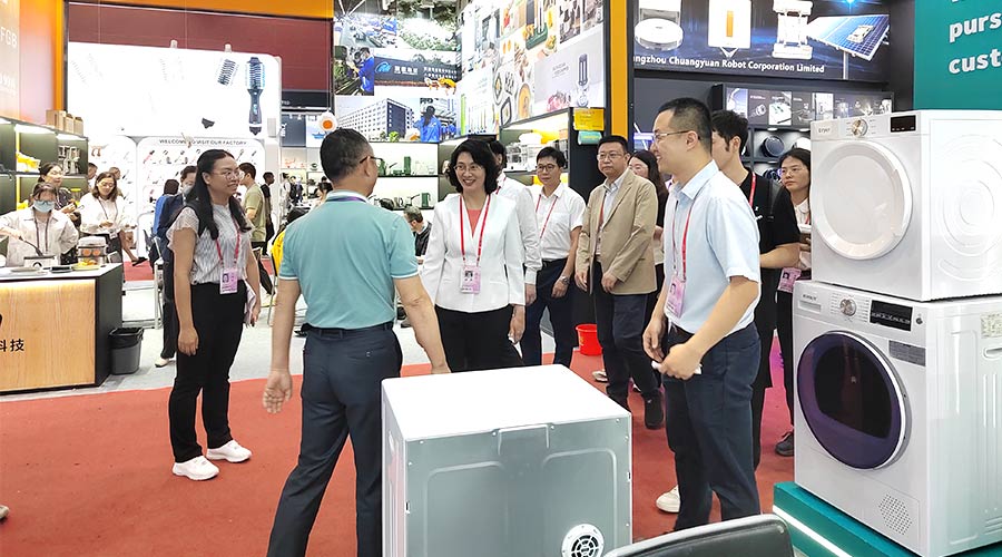 廣交會(huì)迎來(lái)大咖！江門(mén)市市長(zhǎng)親臨金環(huán)電器展位參觀(guān)交流
