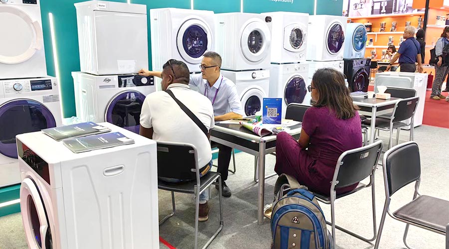 廣交會(huì)參展第一天！金環(huán)電器吸引國內(nèi)外客戶參觀交流