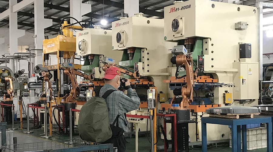 江門市攝影協(xié)會(huì)蒞臨金環(huán)電器拍攝交流  用鏡頭見(jiàn)證實(shí)力！