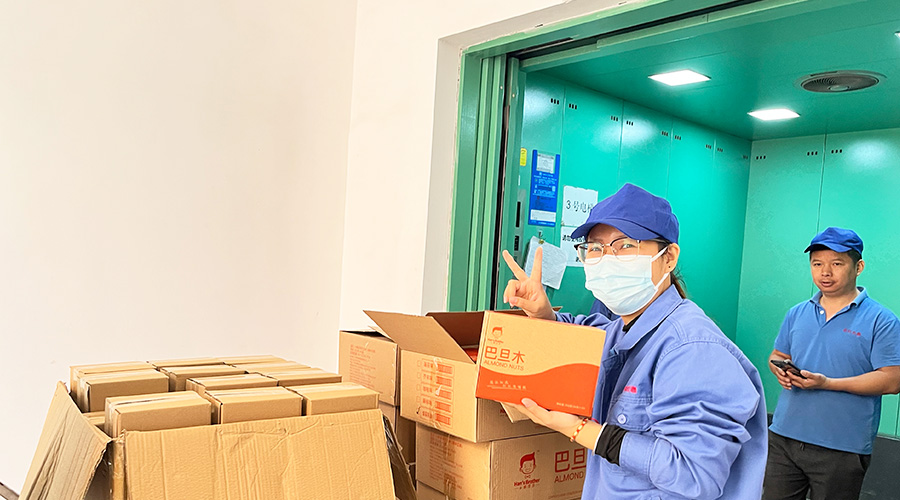 喜笑顏開(kāi)！三八婦女節(jié)  金環(huán)電器發(fā)放禮品暖人心